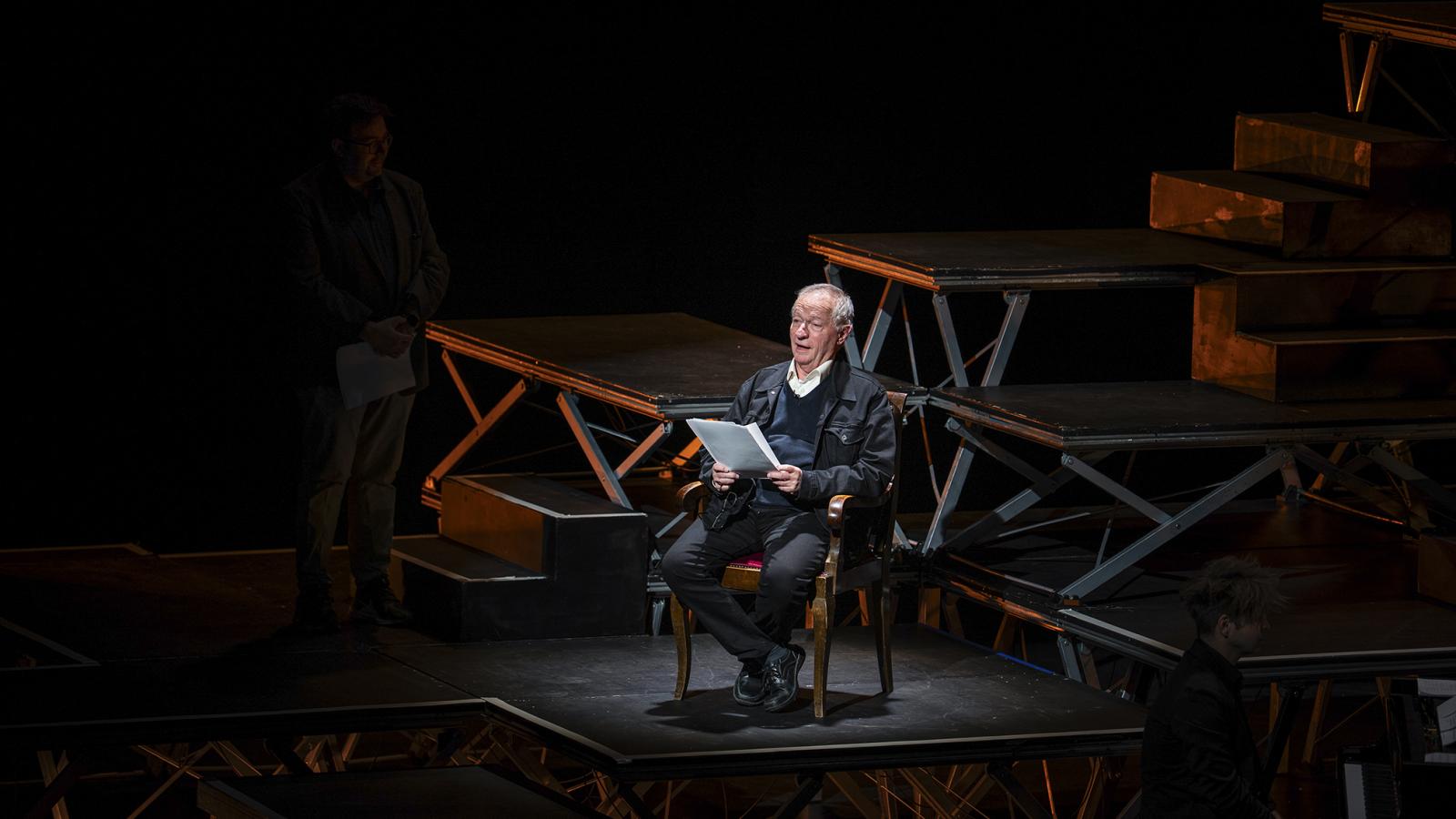 „Idegenül érzem magam a színpadon. Csak megszerették a népek, először az író arcát a borítón, aztán meg a felolvasásokat” − Spiró György hétfő este a Müpa Fesztivál Színházának a színpadán