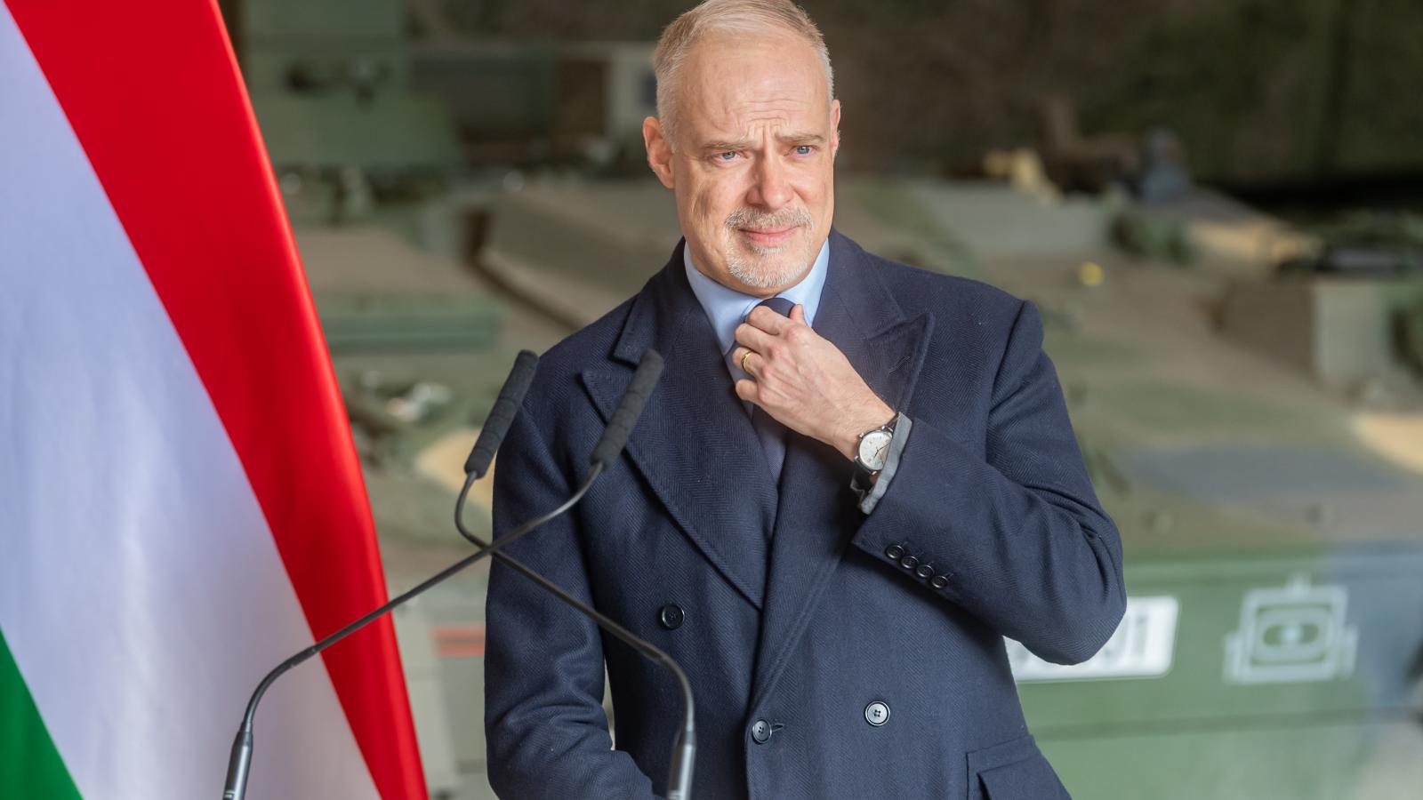 A fegyveres erők politizálástól való távol tartása mindannyiunk közös érdeke – Reagált a Honvédség állapotáról beszámoló százados szavaira a honvédelmi miniszter