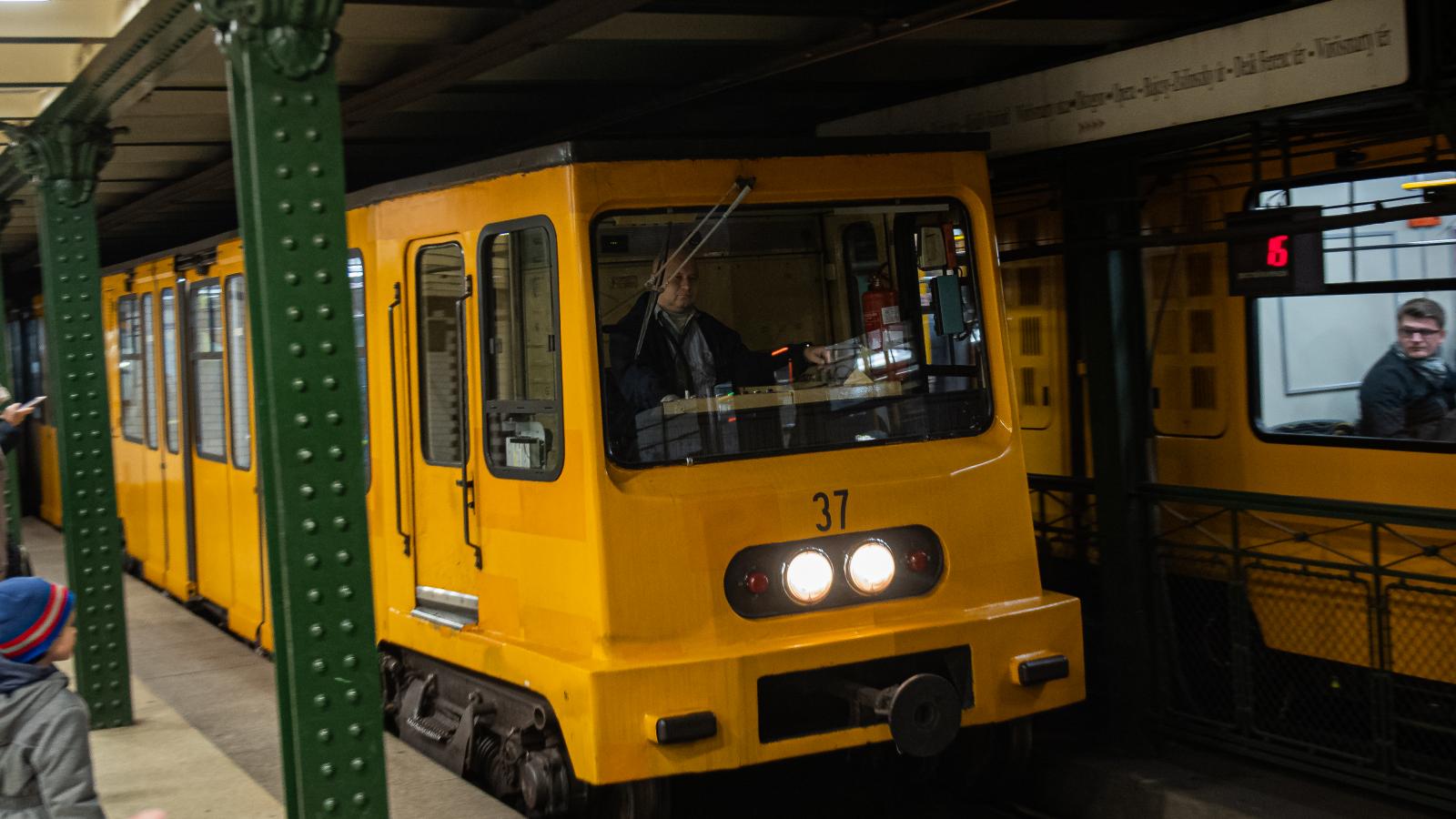 Az Andrássy út többszöri lezárásakor az M1-es metrót is leállítják