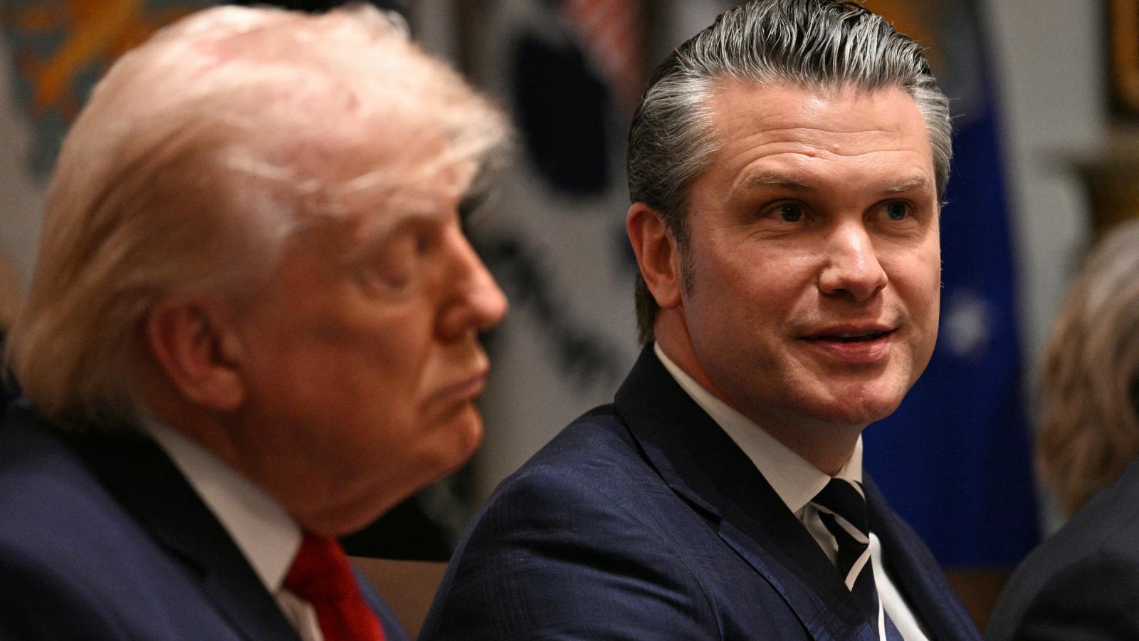 Donald Trump amerikai elnök és Pete Hegseth, a védelmi minisztere