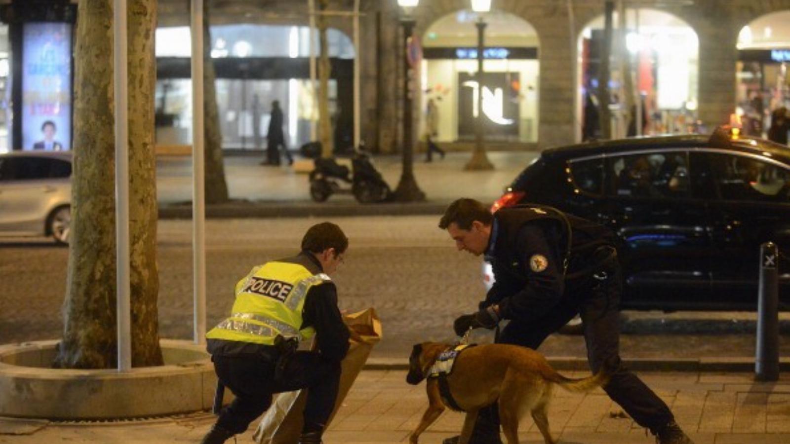 Francia rendőrök nyomoznak a Champs Elysees sugárúton azt követően, hogy egy fegyveres megsebesítette a baloldali Liberation nap