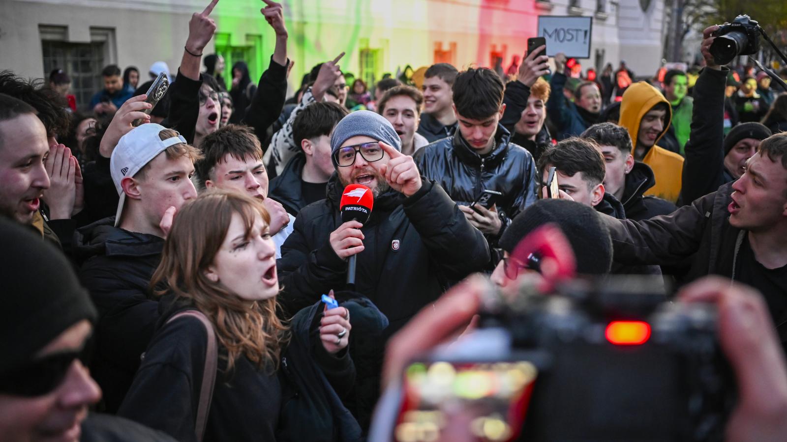 A kampány eleve beteggé tesz, választás után pedig az ország felére rátörhet a gyász