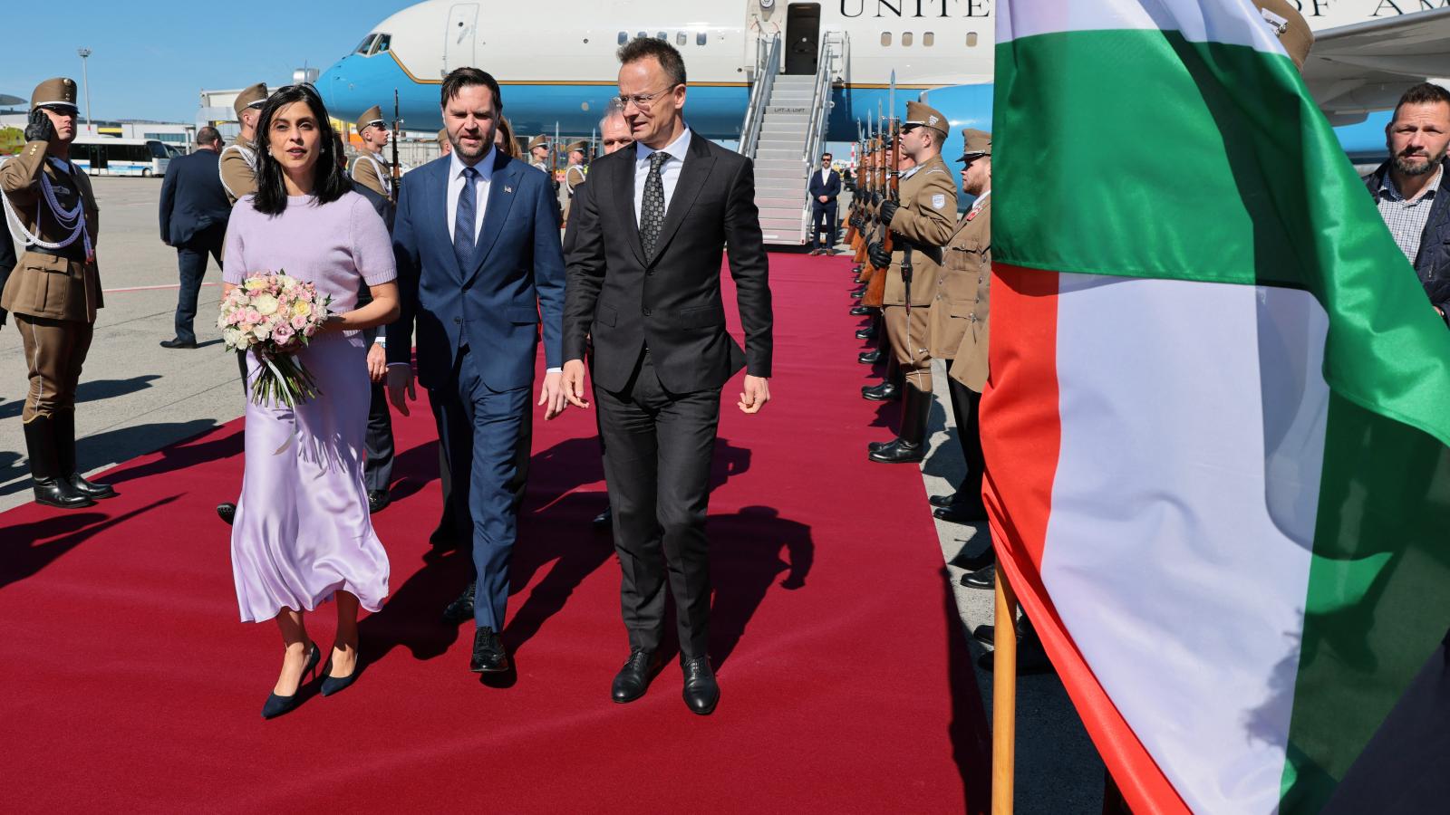 Szijjártó Péter fogadja J. D. Vance amerikai alelnököt és feleségét a Budapest Liszt Ferenc Nemzetközi Repülőtéren, 2026. április 7-én.