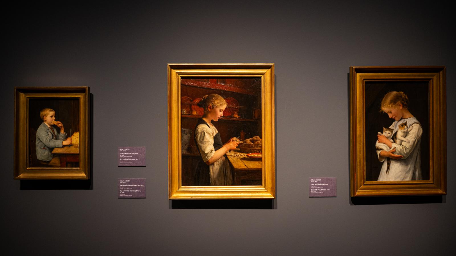 Albert Anker festményei: Kisfiú tízórai szünetben (1897), Krumplihámozó lány (1886), Lány két kiscicával (1888)