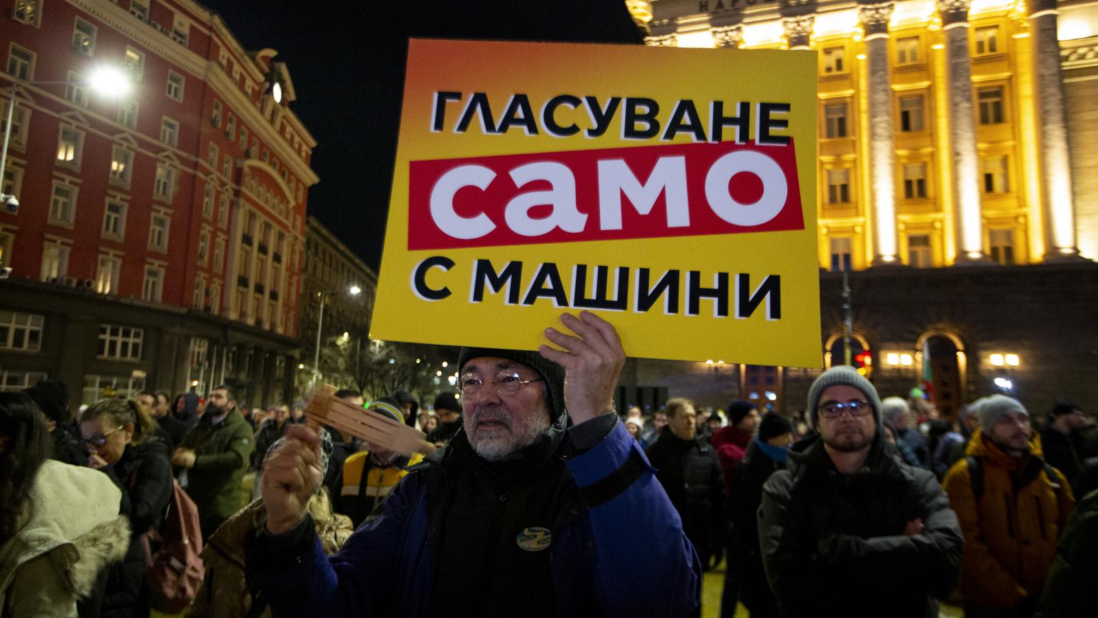 Bulgáriában öt éven belül a nyolcadik választást rendezik. A szófiai hatóságok a román forgatókönyv megismétlődésétől tartanak