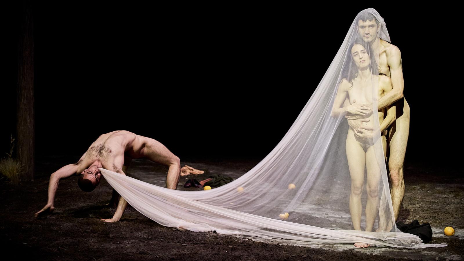 Meztelen női és férfitestek, szerelmi jelenetek, finom, lassan áradó ölelések, minden valódi testiség nélkül