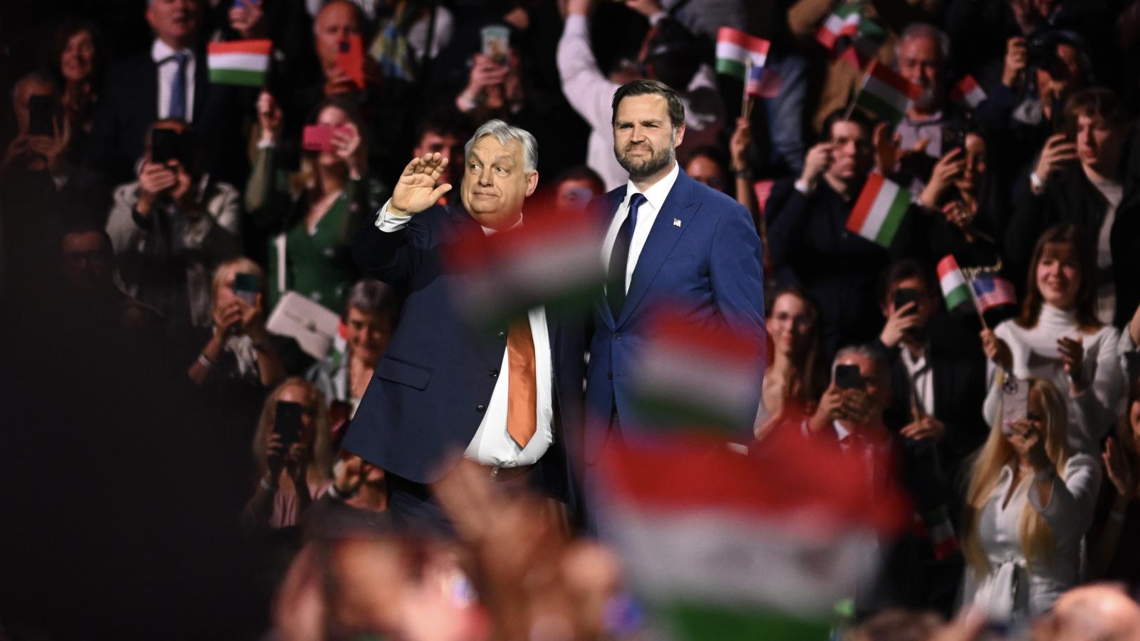  Vance és Orbán a délutáni kampánygyűlésen