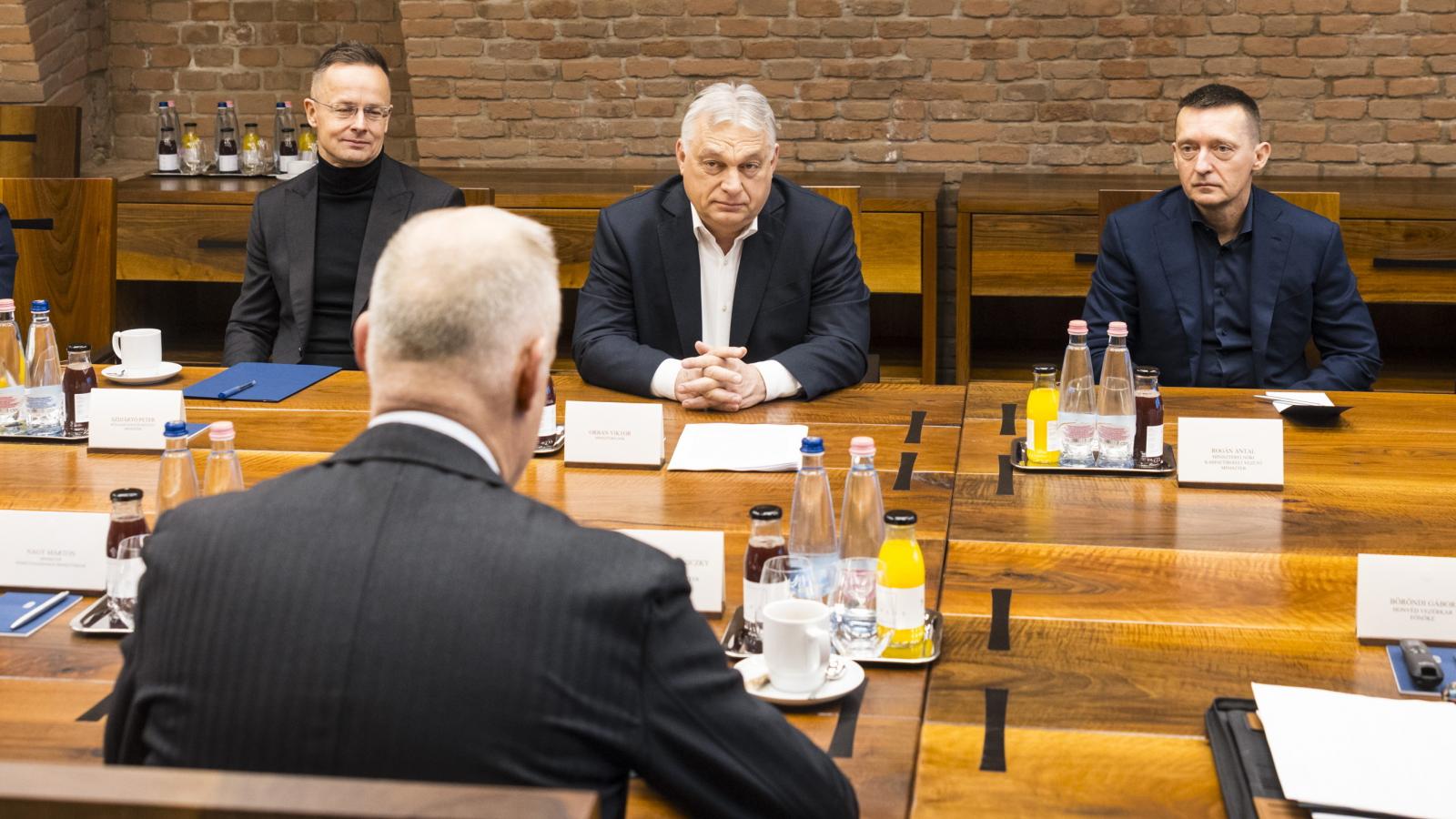 „Ha Amerika a szuverenitást akarja védeni..., mi leszünk a szuverenitás legnagyobb bajnokai” – Orbán a külügyminisztere és a kabinetfőnöke társaságában