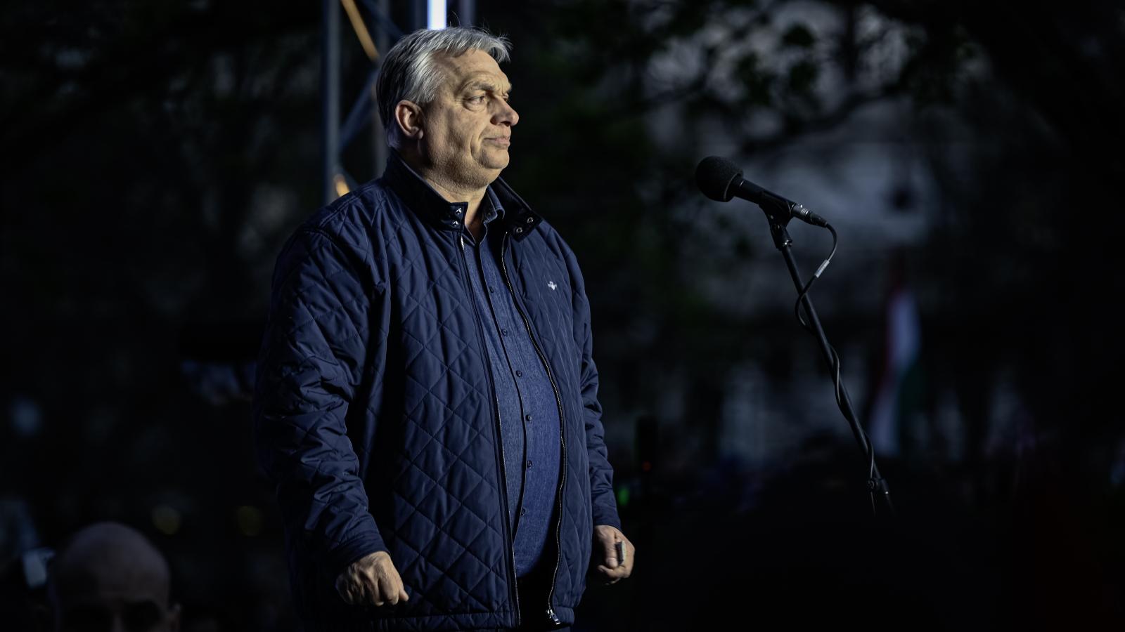 Orbán itt nem a jövőt fürkészi. Illetve mégis: az ellenzéket figyeli