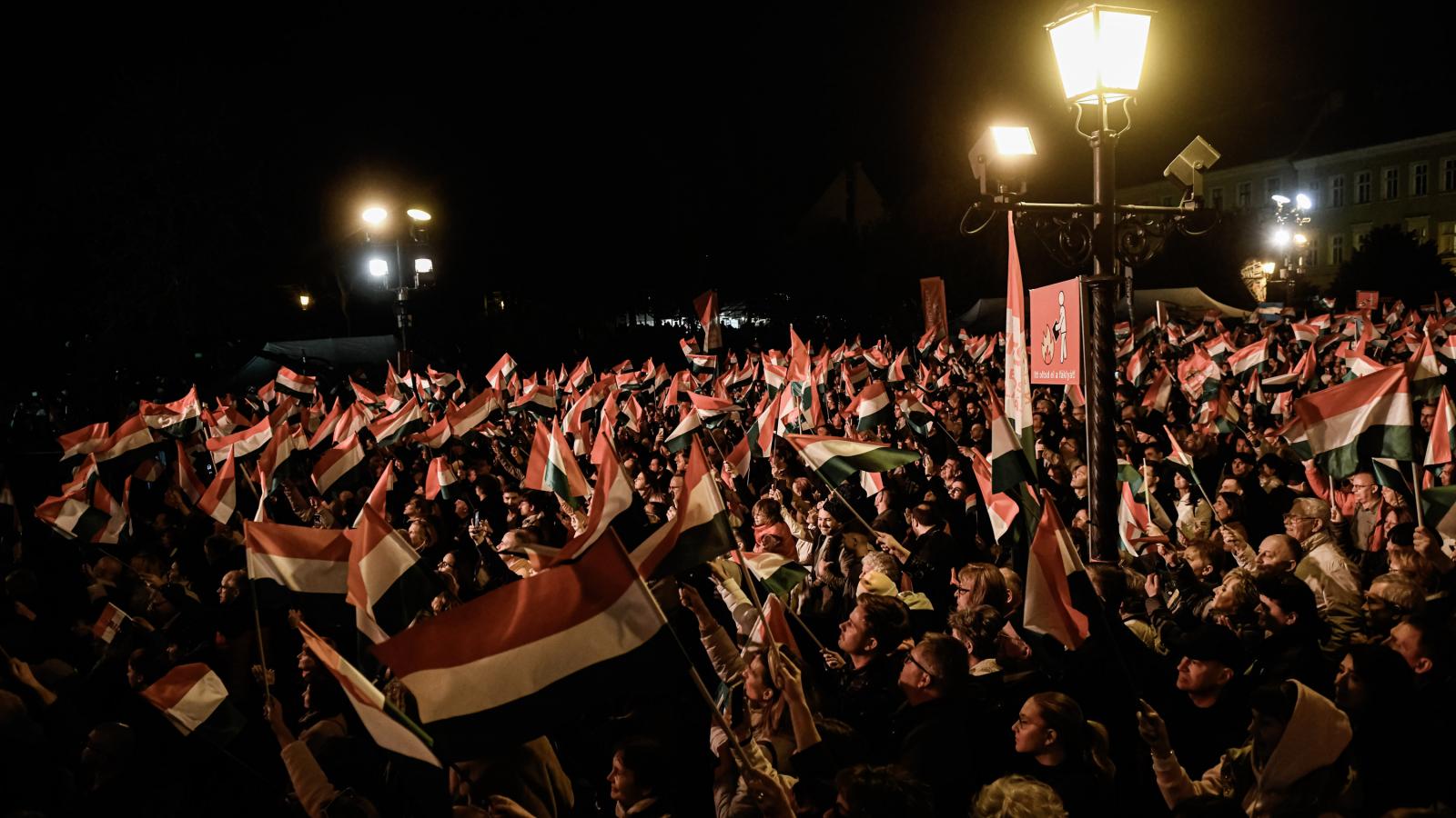 Nagy Feró: Harmincezer tengerészgyalogos áll készen Magyarország segítésére az LMBT-lázadás ellen