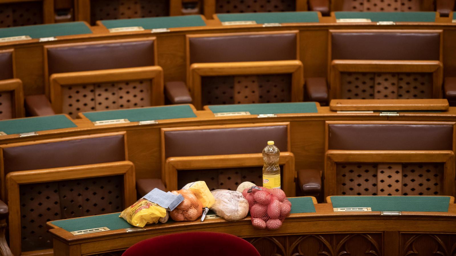 2022. március 10. Szabó Tímea asztalán hatósági áras élelmiszerek a Parlamentben a köztársasági elnök választás napján