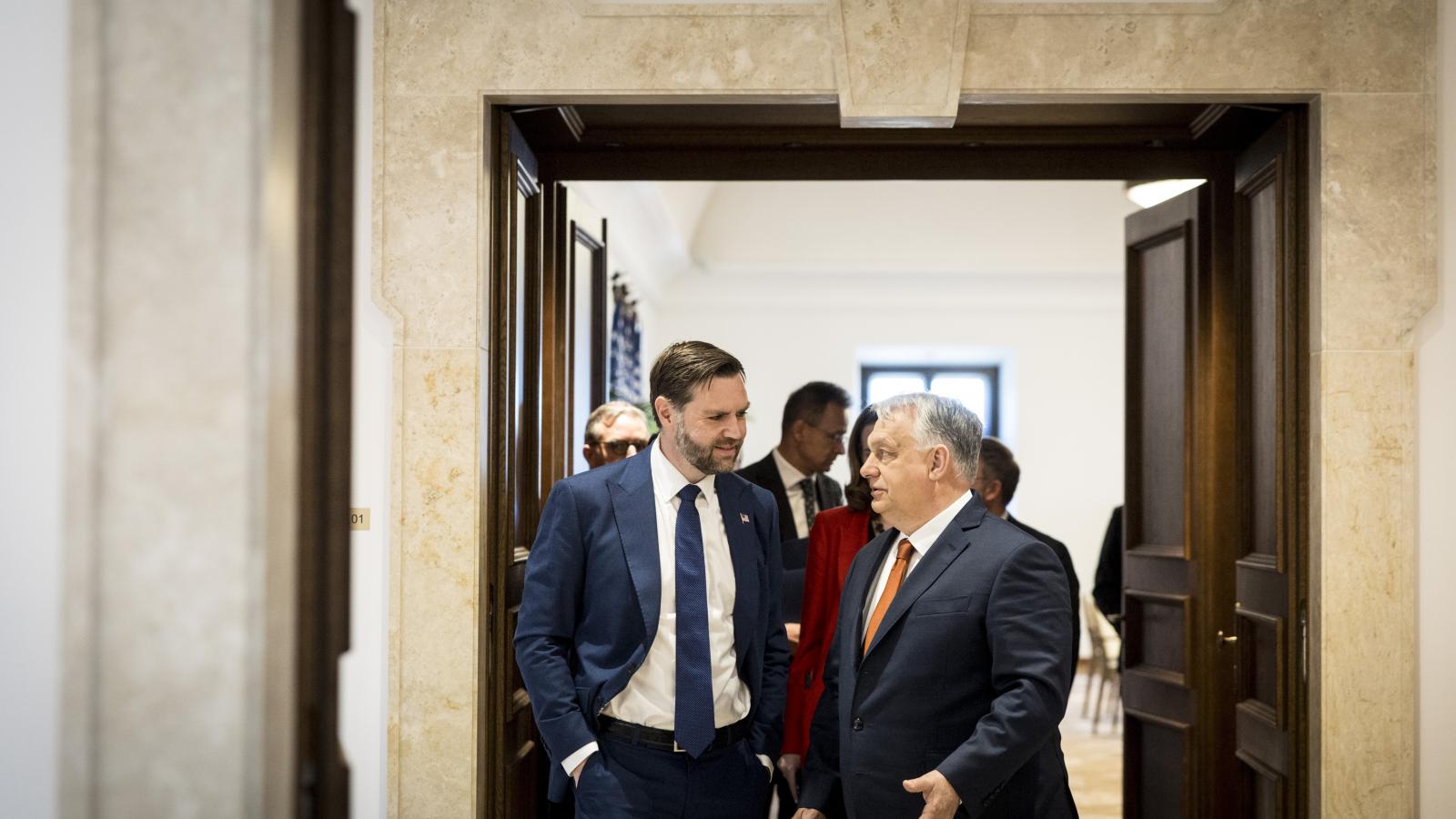 Orbán Viktor és JD Vance április 7-i tárgyalásuk után a Karmelita kolostorban