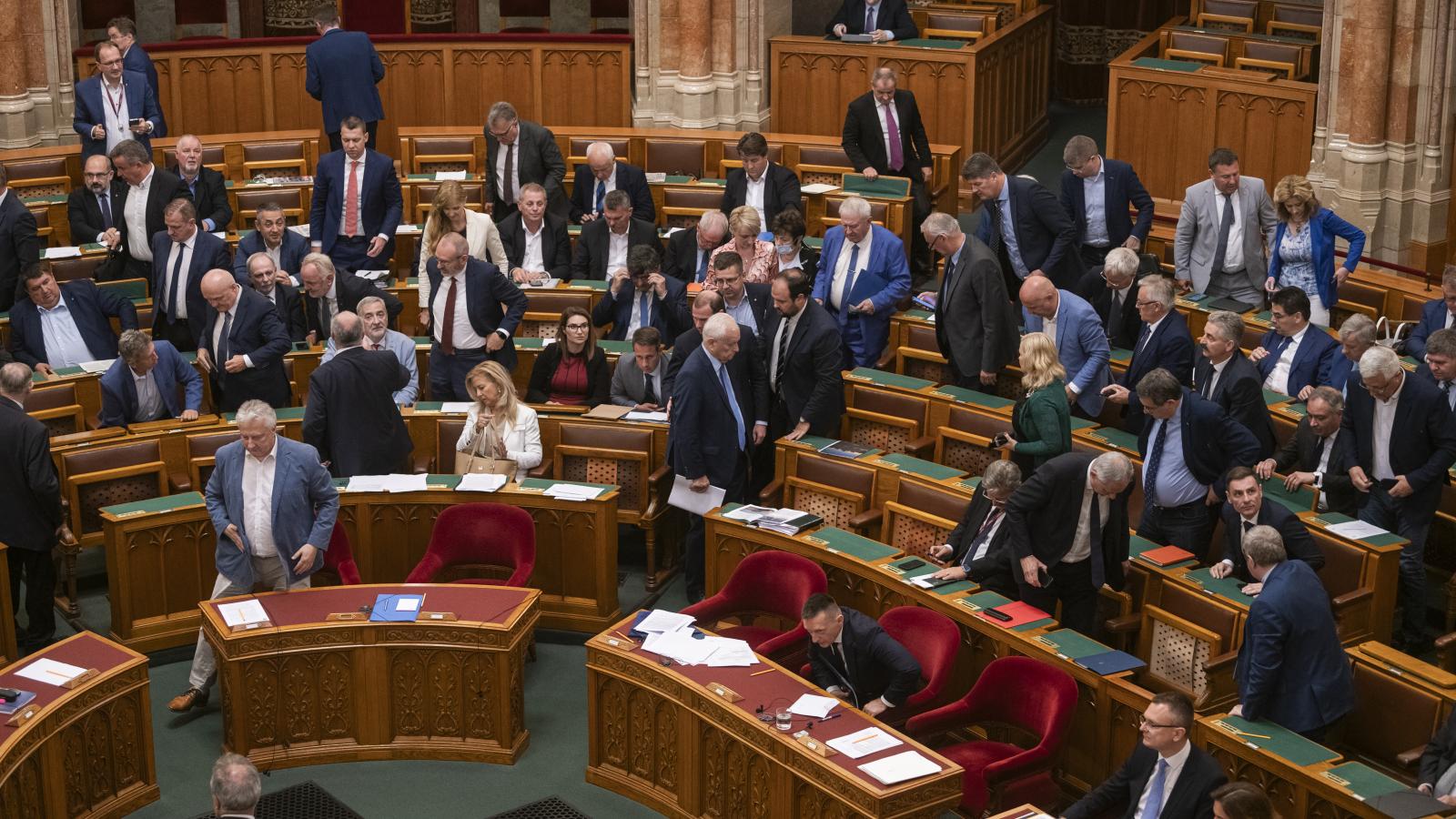 A valaha volt kormánypárti frakció. Rengetegen csomagolhatnak a Fidesz−KDNP-sek közül