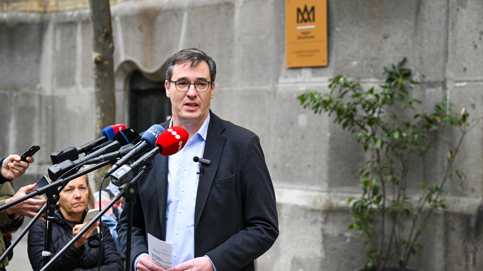 Karácsony Gergely sajtótájékoztatója a Magyar államkincstár előtt április 14-én 