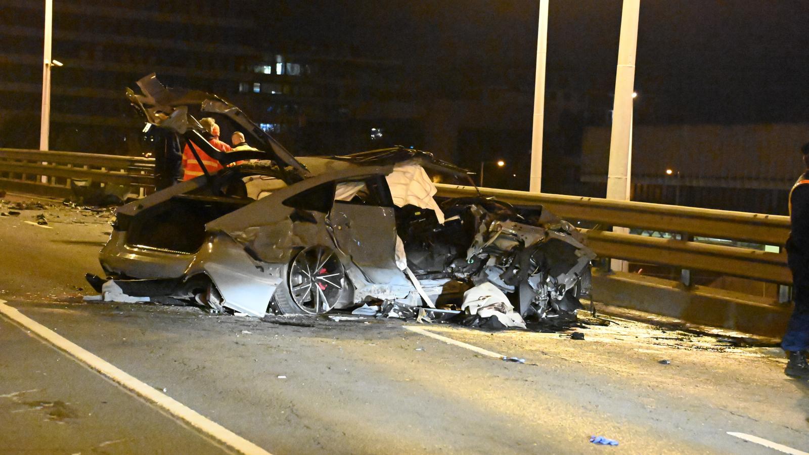 Összeroncsolódott személygépkocsi Váci úti felüljárón április 11-én 