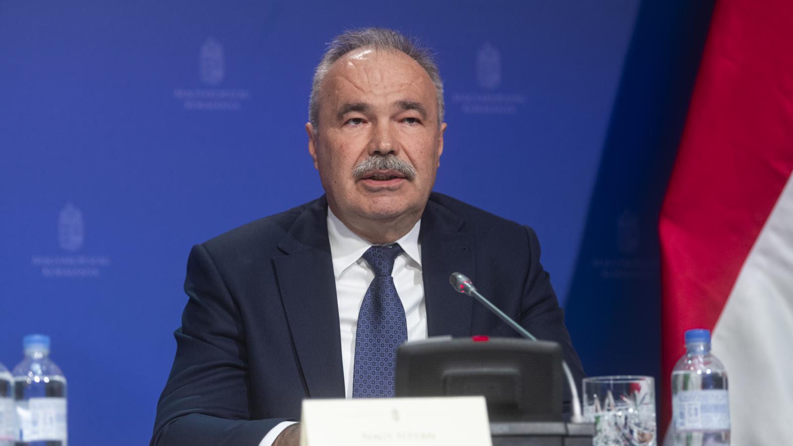 DJ Seggszaggató ismert dalával búcsúzik Nagy István agrárminiszter