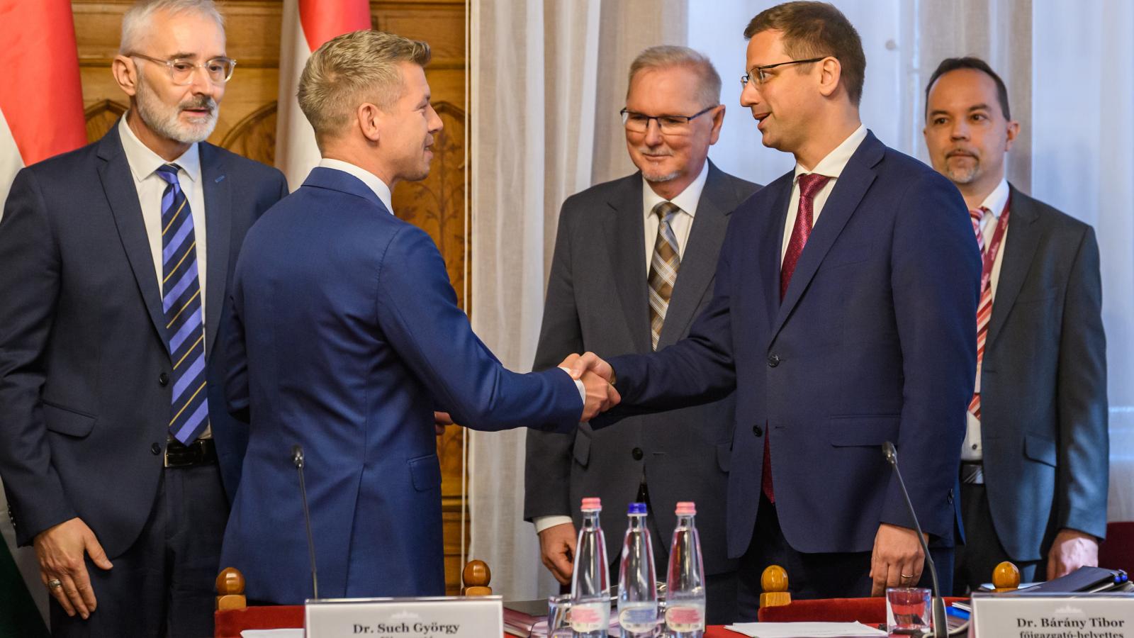 Magyar Péter és Gulyás Gergely az Országgyűlés alakuló ülését előkészítő tárgyaláson az Országházban 2026. április 17-én. 