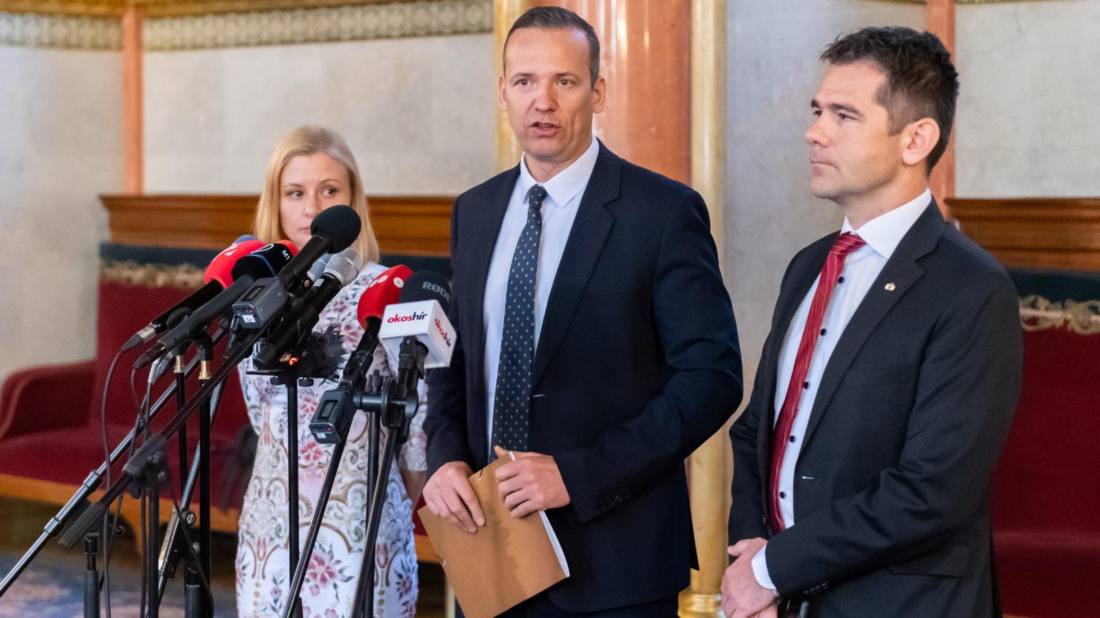 Dúró Dóra, Toroczkai László és Novák Előd az Országgyűlés alakuló ülését előkészítő tárgyalások előtt az Országházban április 17-én 