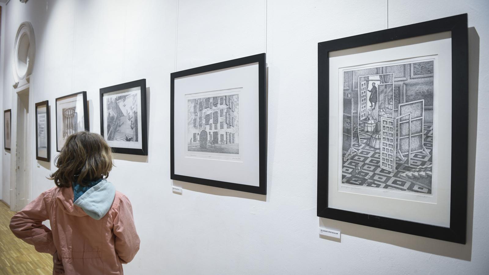 Képeit hosszasan érdemes szemlélni, hogy megfejtsük utalásait