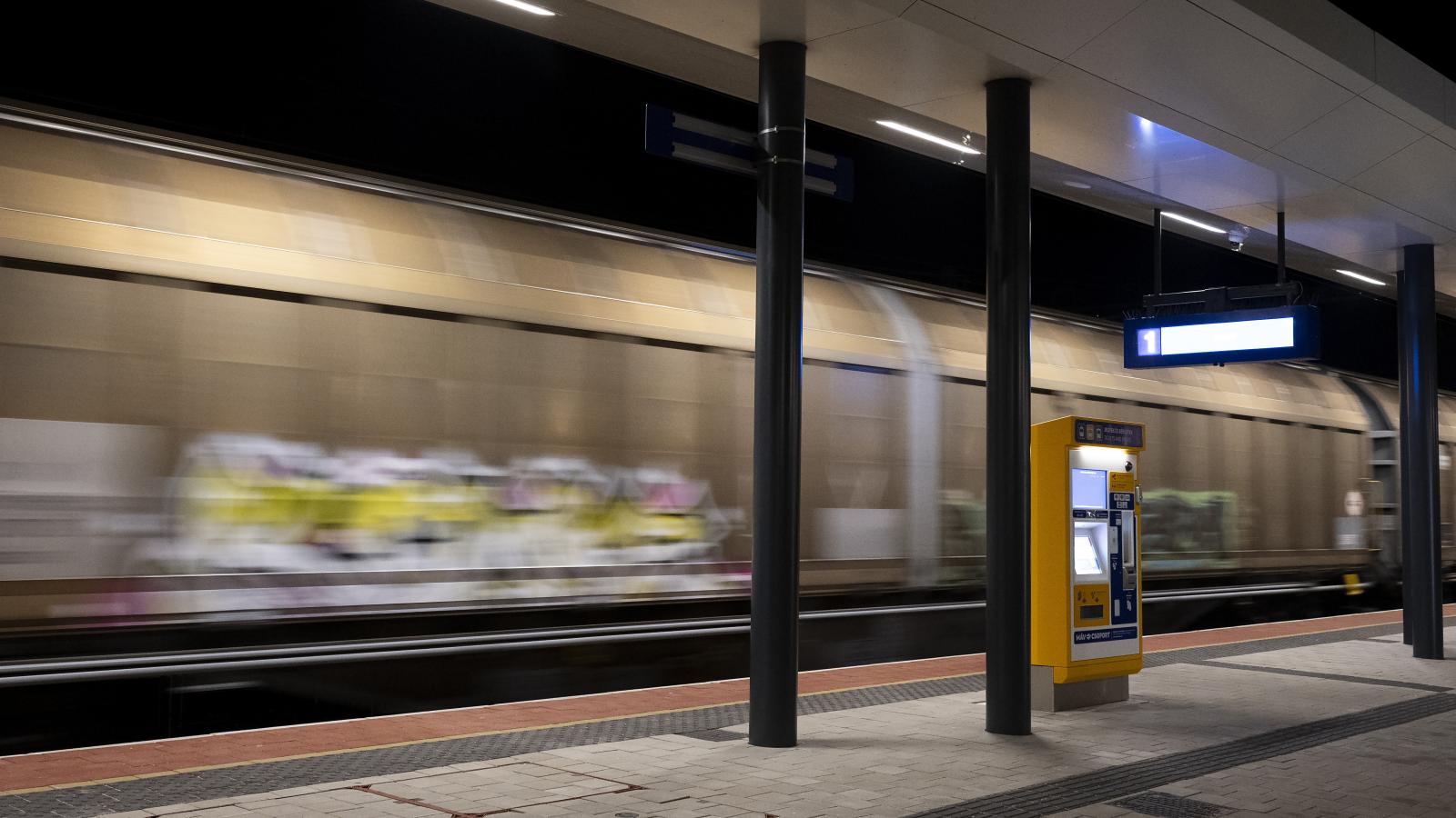 Kelebiára közlekedő teherszállító vonat halad át Soroksár vasútállomáson 2026. február 27-én