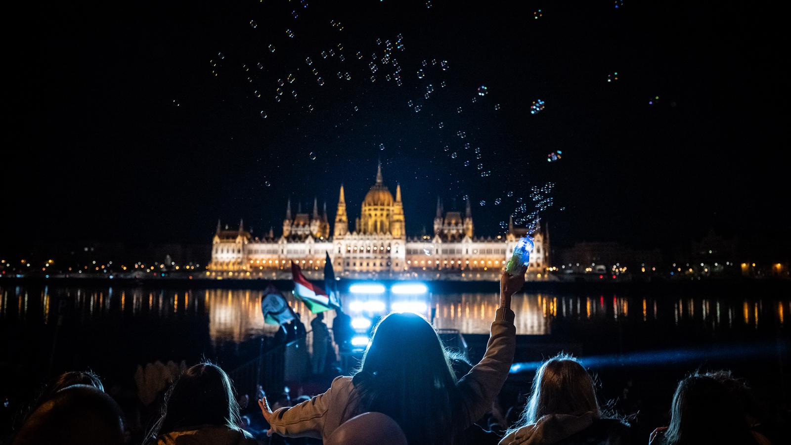 Nem pukkadt ki. Hiába remélték a fideszesek, kitartott a Tisza lendülete