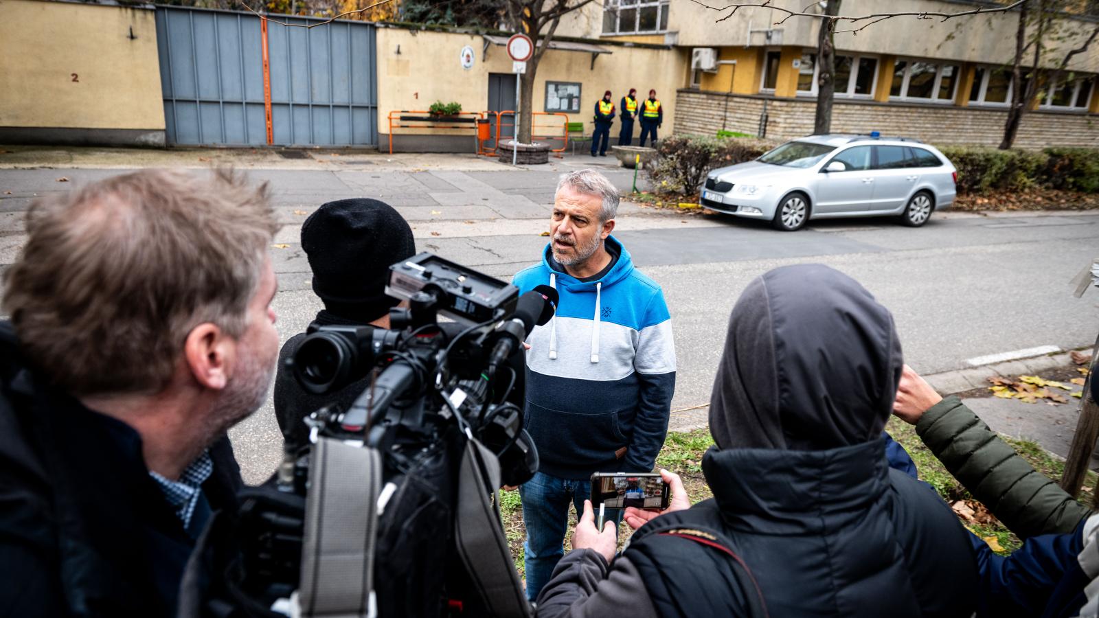 Juhász Péter a Szőlő utcai javítóintézet előtt 2025. december 9-én 