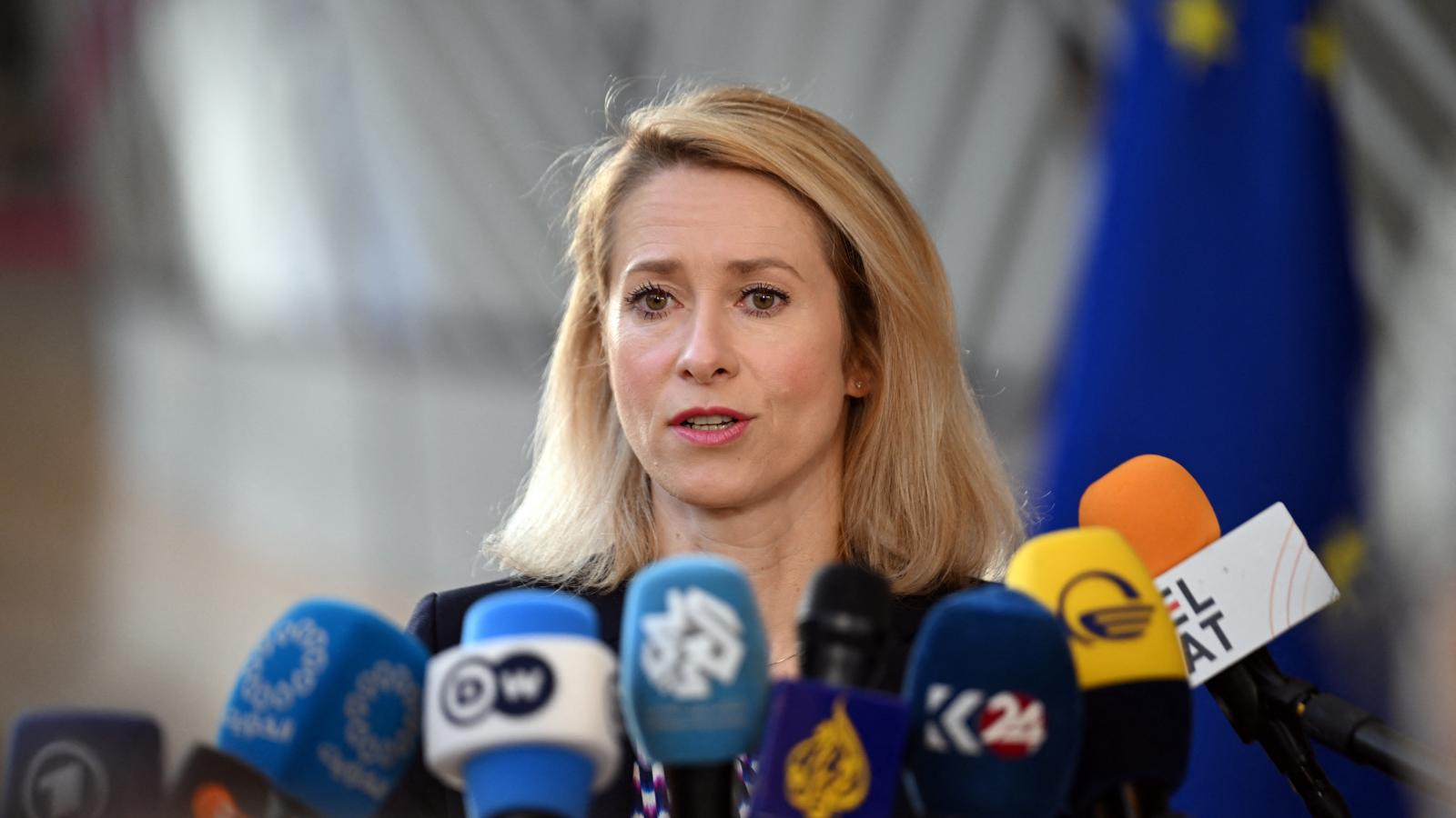 Kaja Kallas az Európai Unió tagállamainak külügyminiszteri tanácskozása előtt Brüsszelben március 16-án 