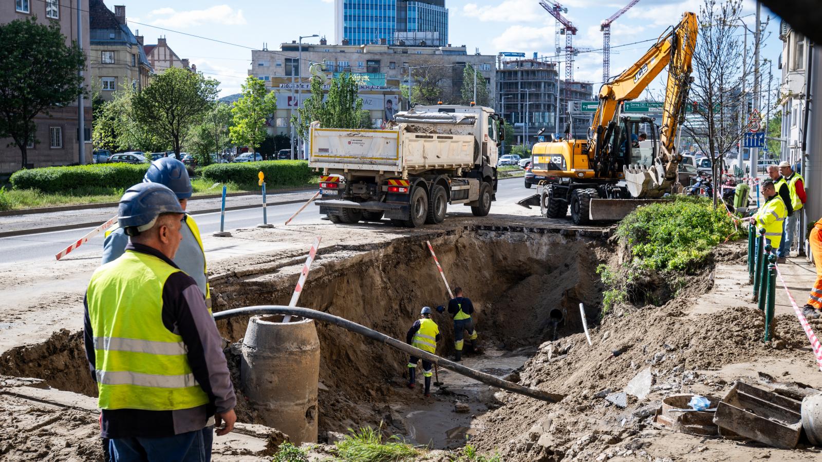 Hatalmas kráter tegnap a Róbert Károly körútnál. Budapestnek már az év közepén szüksége lesz egy gyors kormányzati beavatkozásra