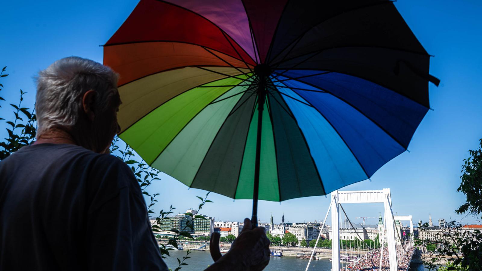 Rekordrészvétel mellett, békésen zajlott le a betiltott 30. Budapest Pride 2025. június 28-án 