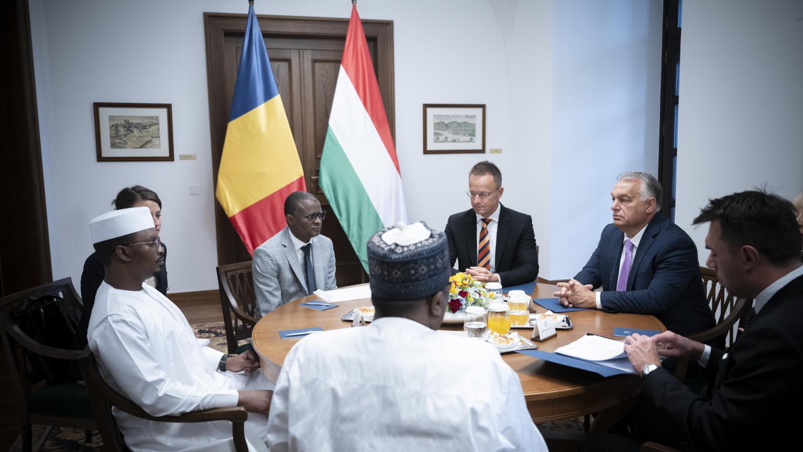 Orbán Viktor fogadja Mahamat Idriss Déby Itno csádi elnököt a Karmelita kolostorban 2024. szeptember 9-én. A kormányfő mellett Szijjártó Péter és Biró Marcell nemzetbiztonsági főtanácsadó 