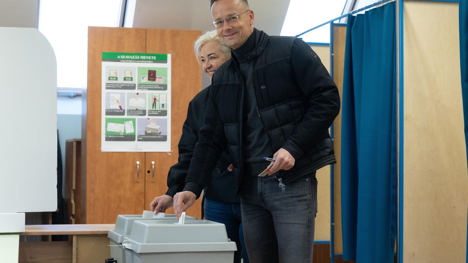 Szijjártó Péter és felesége, Szijjártó-Nagy Szilvia leadja szavazatát az országgyűlési választáson Dunakeszin