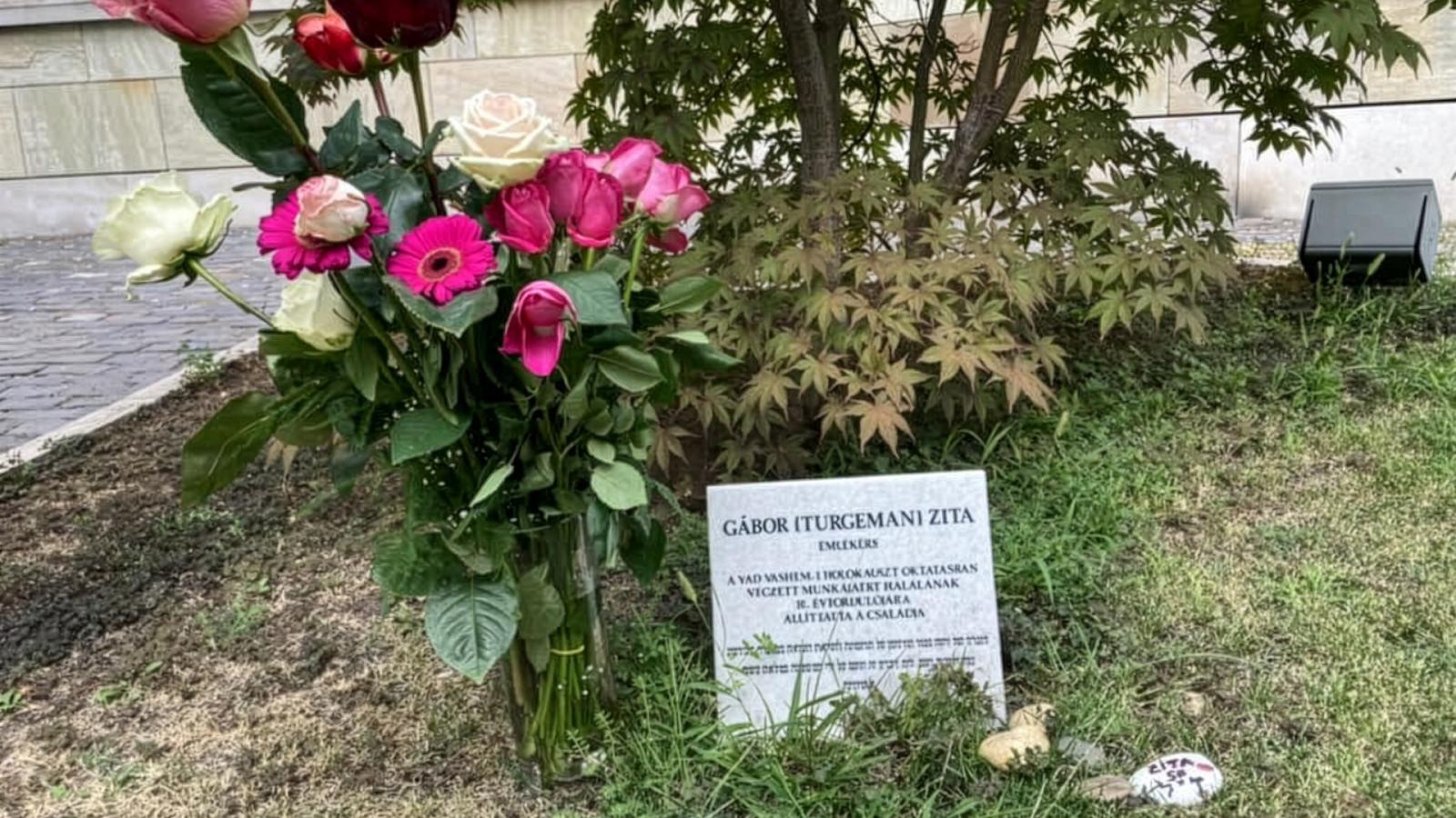 Gábor (Turgeman) Zita emléktáblája a budapesti Páva utcai Holokauszt Emlékközpont udvarán