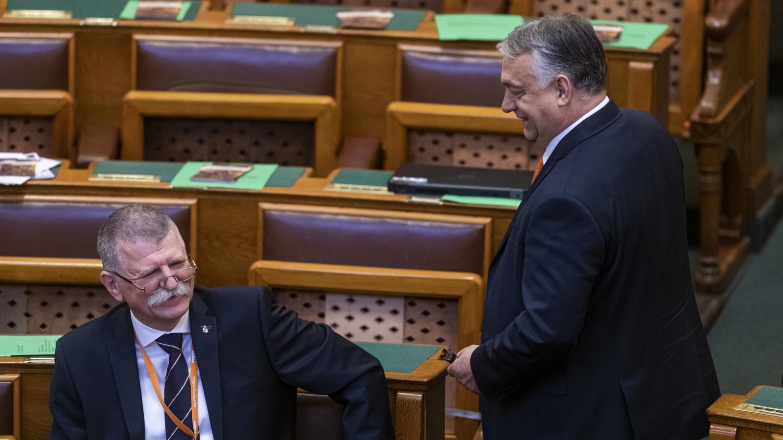 A bajszos Kövér László ül, a mosolygós Orbán Viktor áll. Háttérbe vonul a két barát
