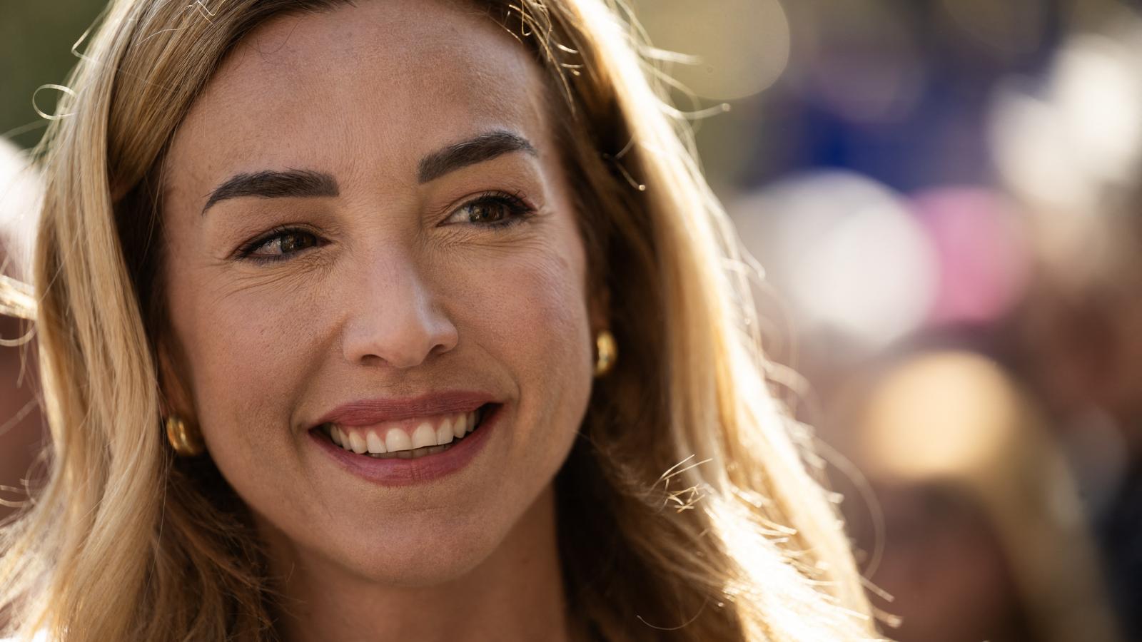 Silvia Salis április 25-én Genovában a fasiszta uralom alóli felszabadulás évfordulóján tartott felvonuláson