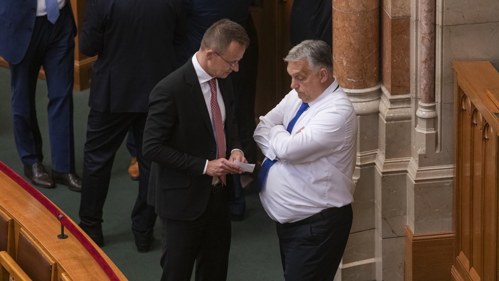 Az Orbán–Szijjártó-
duett.
Kérdés, mivel
okoztak nagyobb
kárt, a külhoni
magyarsághoz
fűződő politikájukkal
vagy az
ország nemzetközi
kapcsolatrendszerének
lerombolásával