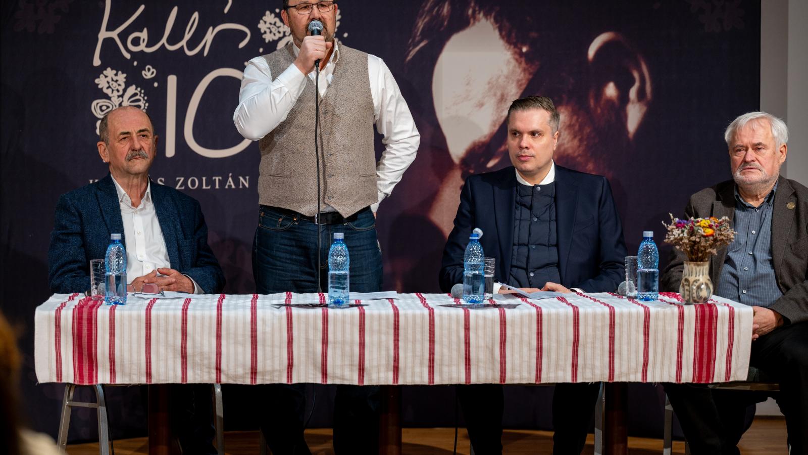 Kelemen László, az Erdélyi Hagyományok Háza Alapítvány elnöke, Balla Ferenc, az alapítvány igazgatója, Both Miklós, a Hagyományok Háza főigazgatója és Szép Gyula, a Kolozsvári Magyar Opera igazgatója a Kallós 100 emlékév sajtótájékoztatóján Kolozsváron