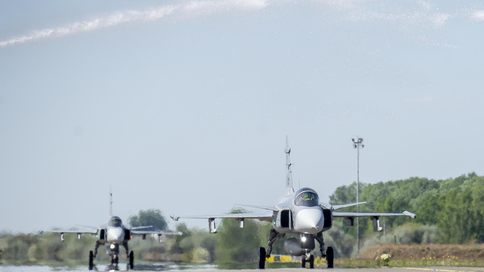 Megérkezett a kecskeméti repülőbázisra a két új Gripen harcászati repülőgép