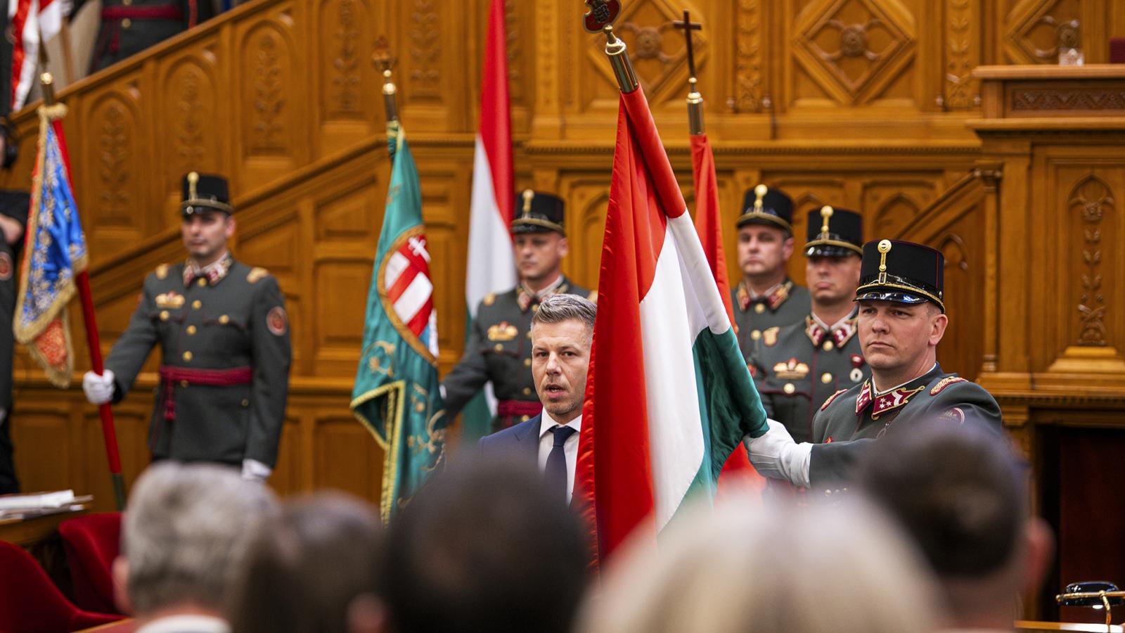 Kormányfői eskü az új parlamentben