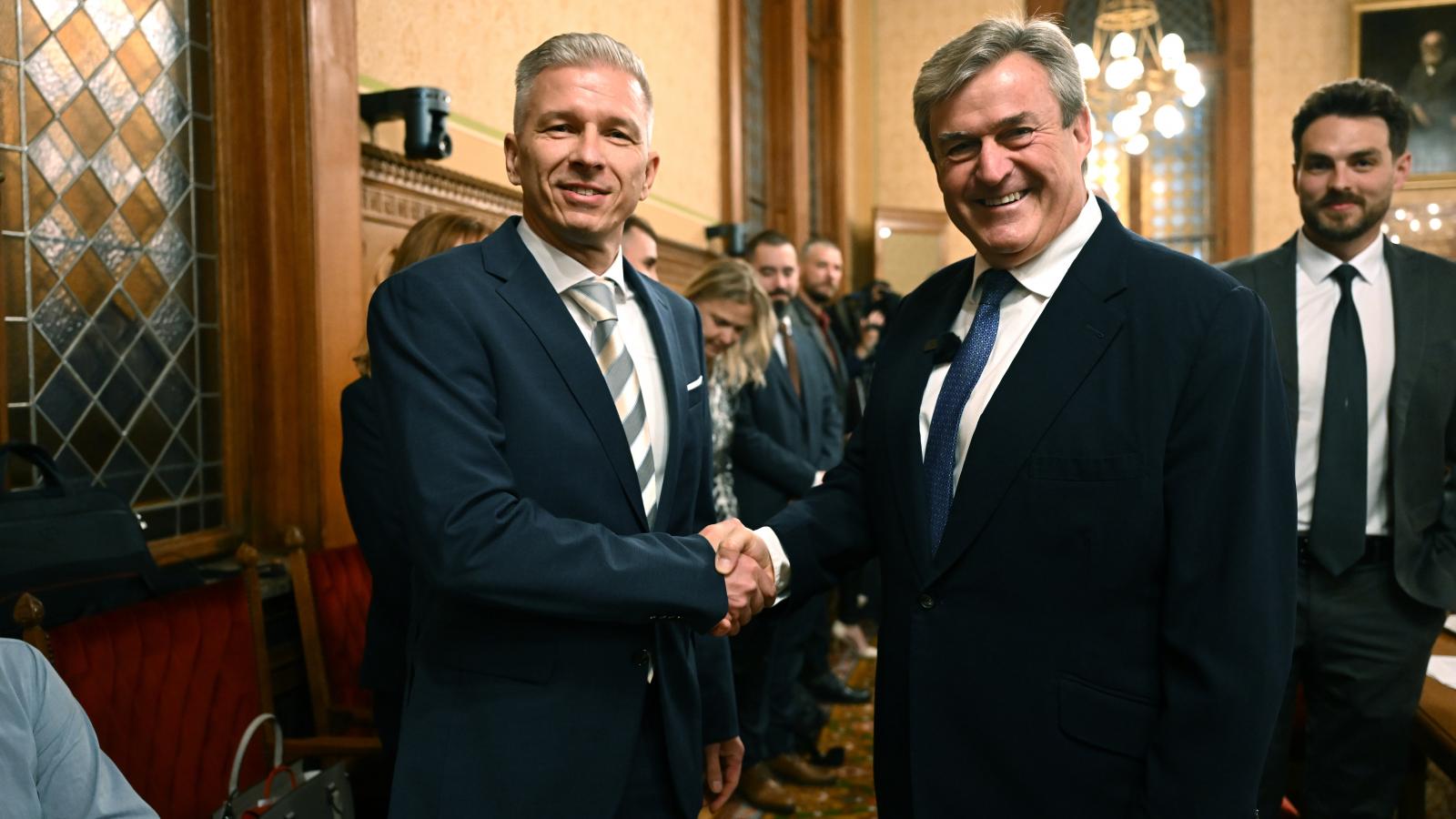 Csőszi Attila, a bizottság Tisza párti elnöke és Kapitány István gazdasági és energetikai miniszterjelölt kinevezés előtti meghallgatásán, az Országgyűlés gazdasági és energetikai bizottságának ülésén
