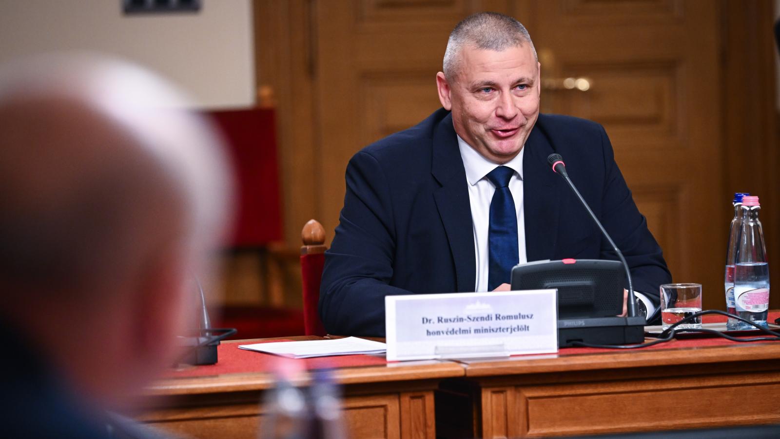 Ruszin-Szendi Romulusz honvédelmiminiszter-jelölt kinevezés előtti meghallgatásán az Országgyűlés honvédelmi és rendvédelmi bizottságának ülésén az Országházban 2026. május 11-én.