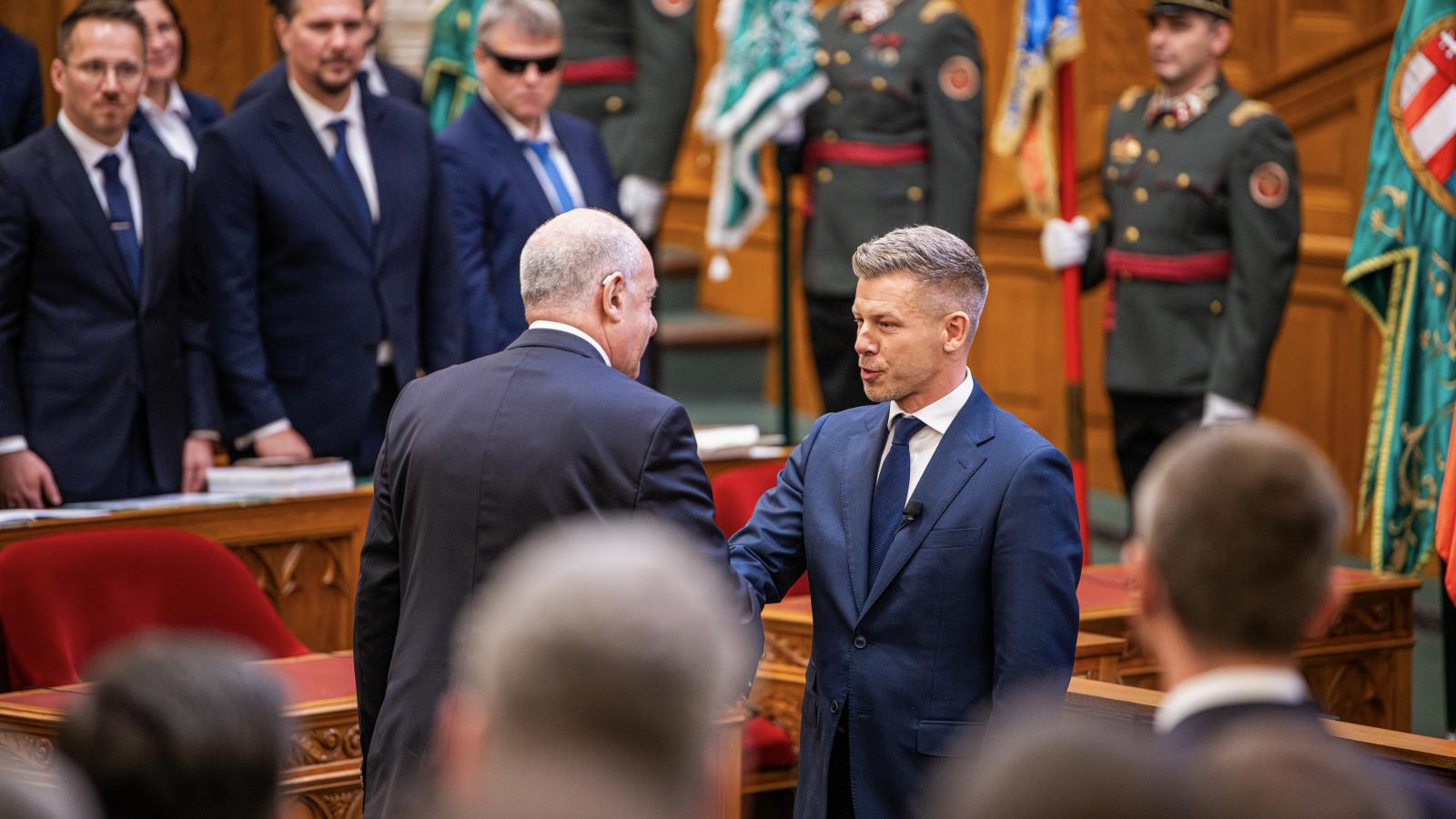 Magyar Péter miniszterelnök fogadja Sulyok Tamás köztársasági elnök gratulációját eskütétele után, az új Országgyűlés alakuló ülésén, az Országházban 2026. május 9-én. 