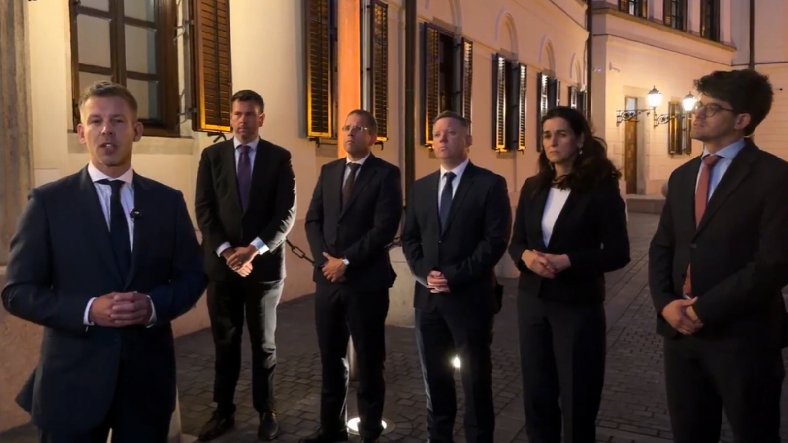 Magyar Péter leendő miniszterekkel a Karmelitában