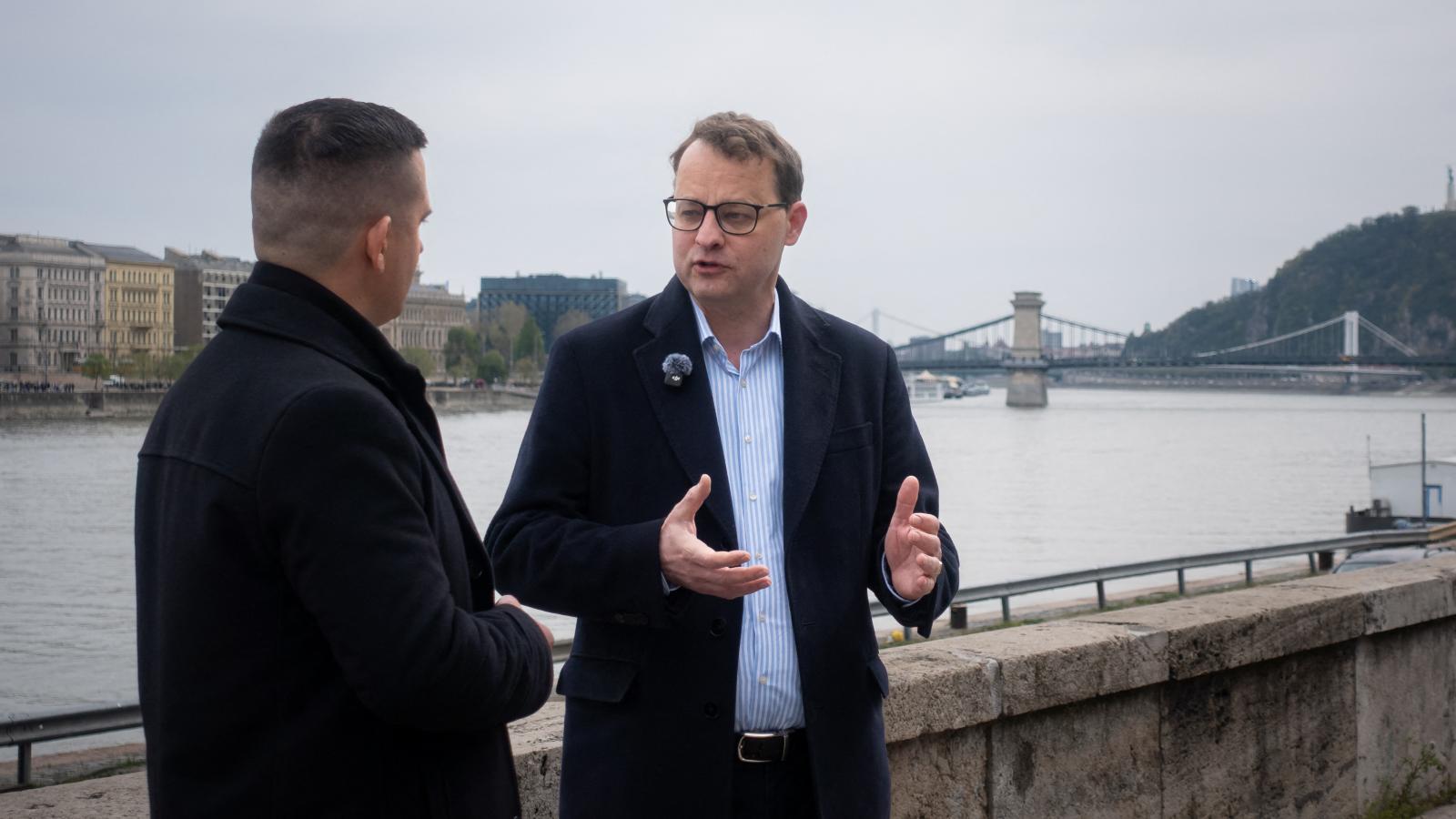 Marcin Romanowski interjú közben a Duna-parton, Budapesten, 2026. április 10-én.