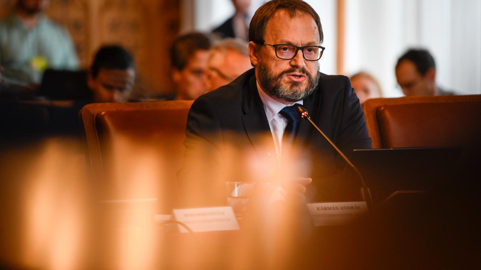 Kármán András pénzügyminiszter-jelölt kinevezés előtti meghallgatásán az Országgyűlés pénzügyi és költségvetési bizottságának ülésén az Országházban 2026. május 12-én.