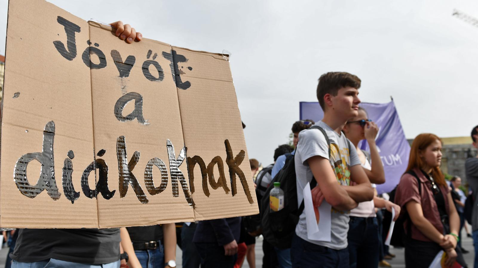 A Jövőt a diákoknak! című demonstráció résztvevői az Országház előtt 2019. április 26-án