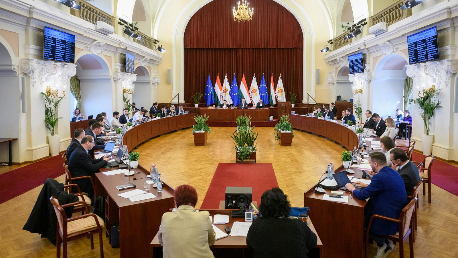 Ha a jelölő szervezetek nem lépnek, listájukról a Fővárosi Választási Bizottság adja ki a mandátumot