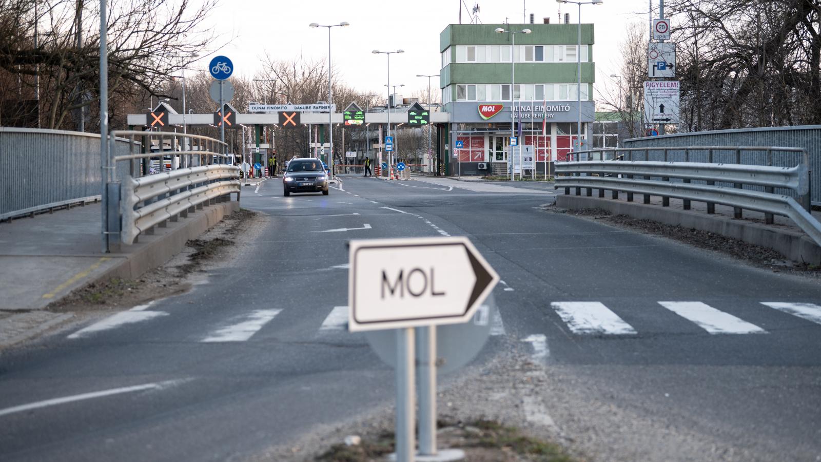A Mol finomítói már két irányból is kapnak olajat, így szakértők szerint ezzel a gonddal a politikának nem is kellene foglalkoznia