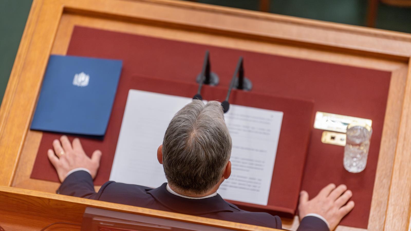 Orbán Viktor a veszélyhelyzetre hivatkozva kiiktatta a parlamentet