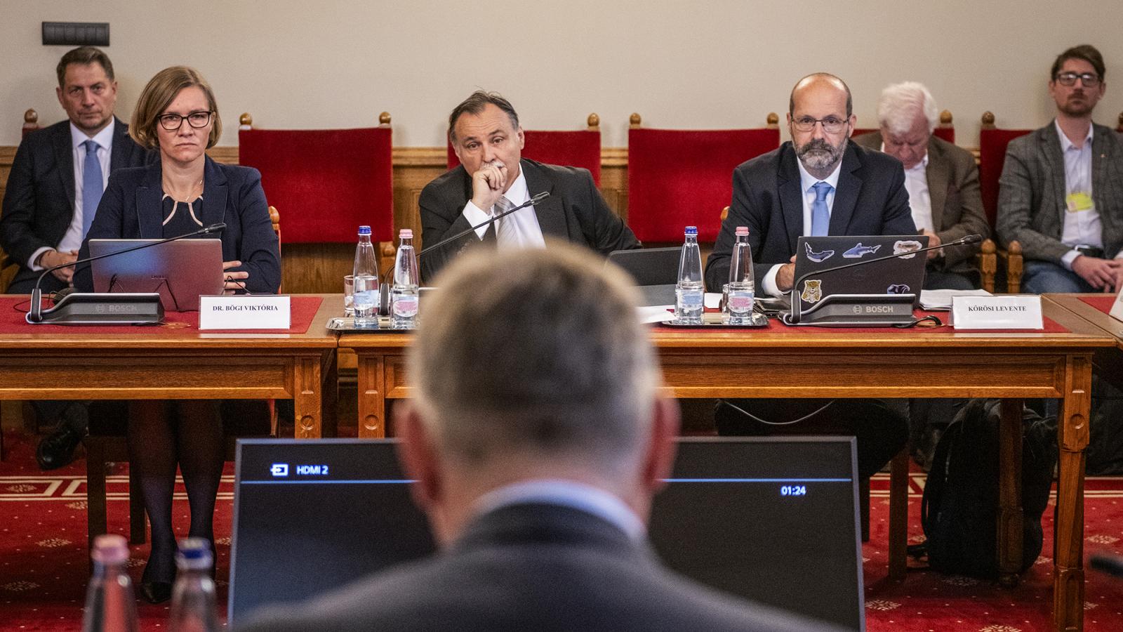 Gajdos László bizottsági meghallgatásán is ott ült a miniszter mellett (jobbra) a leendő államtitkár
