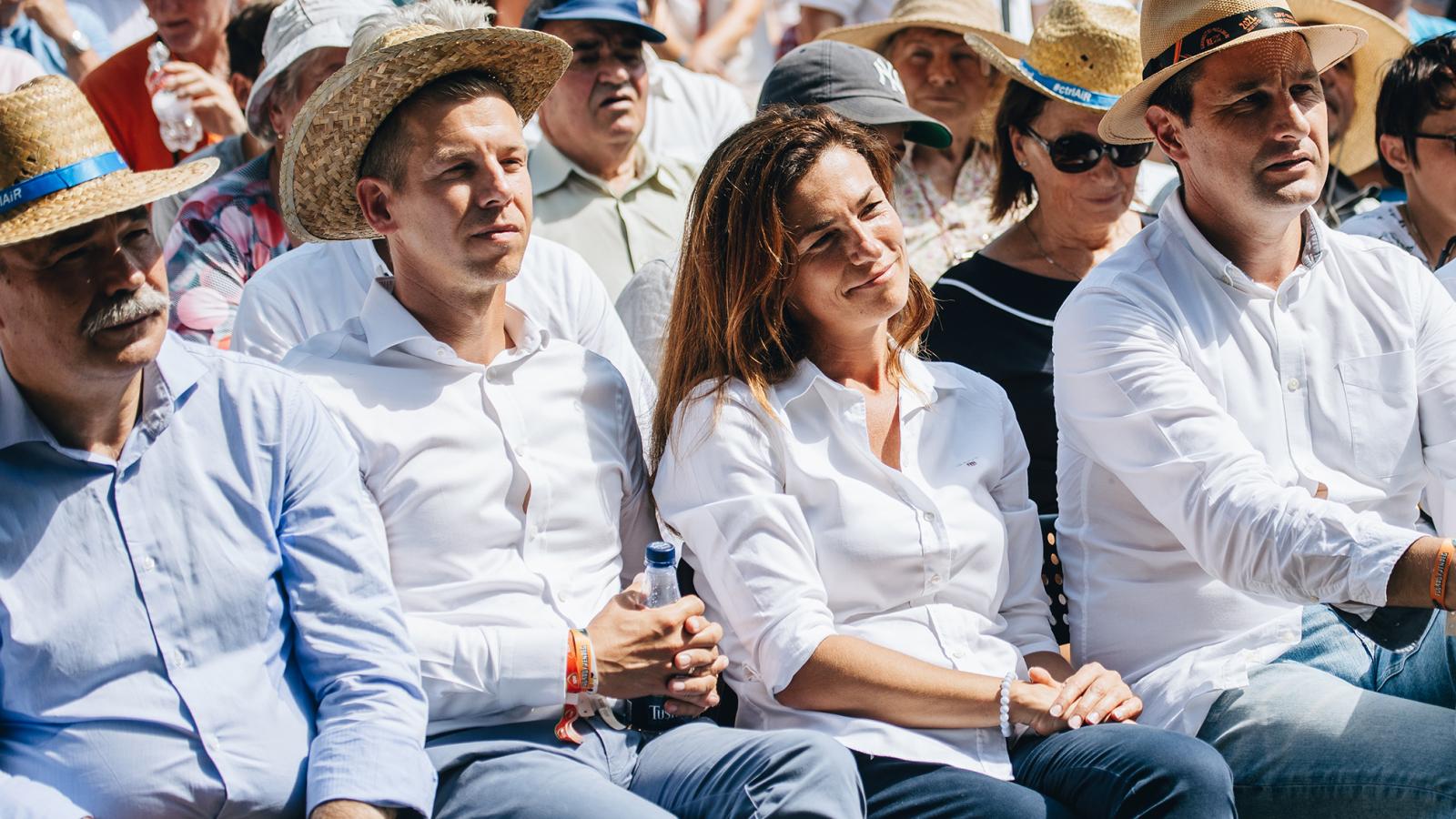 Orbán Viktor és Tőkés László zárónapi előadását rendszerint első sorokból hallgatták végig a NER prominensei. 2022-ben még Magyar Péter is jelen volt, felesége oldalán.